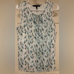 Women’s size 10 sleeveless blouse. White House / Black Market.